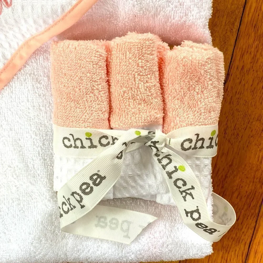 🌸3/$15 Hoodie bath towel with 3 cloths🌸